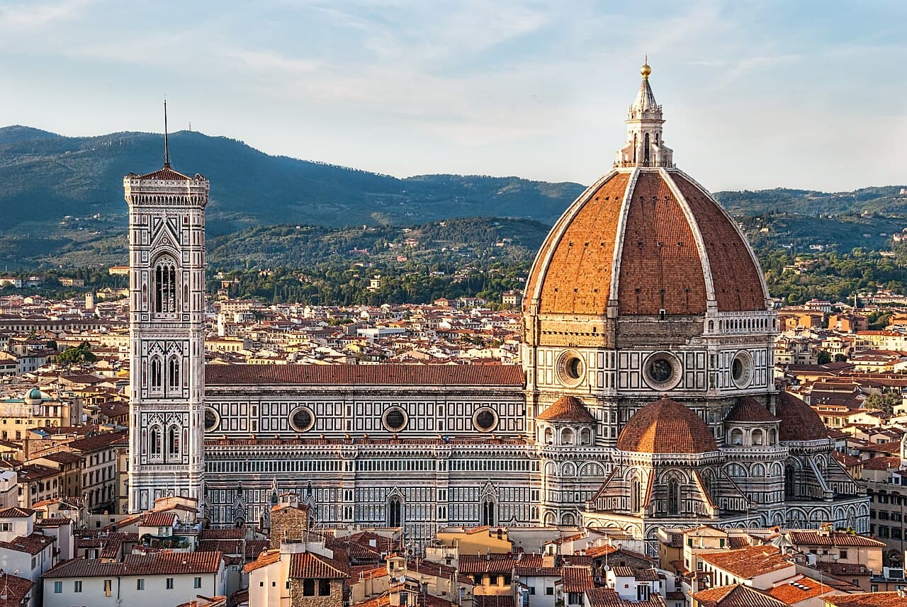 La cupola di Santa Maria del Fiore e il campanile di Giotto, tra i tetti di Firenze